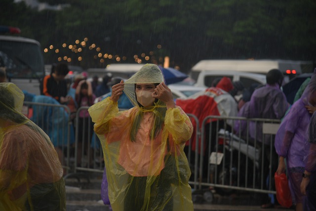 Khán giả đội mưa đợi đến lượt vào trong sân Mỹ Đình dự đêm nhạc của BlackPink - Ảnh 4.