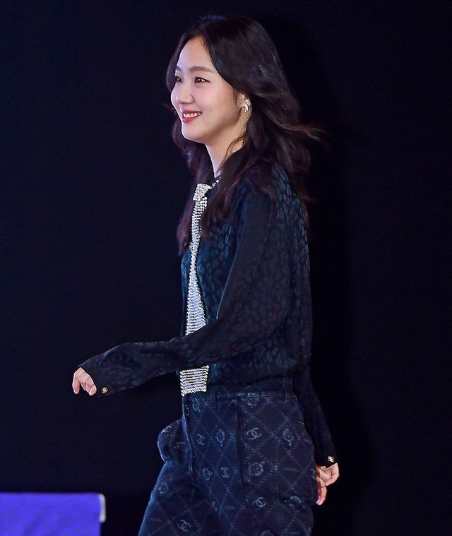 Jennie vắng mặt, Kim Go Eun được dịp chiếm spotlight với váy ren - Ảnh 14.