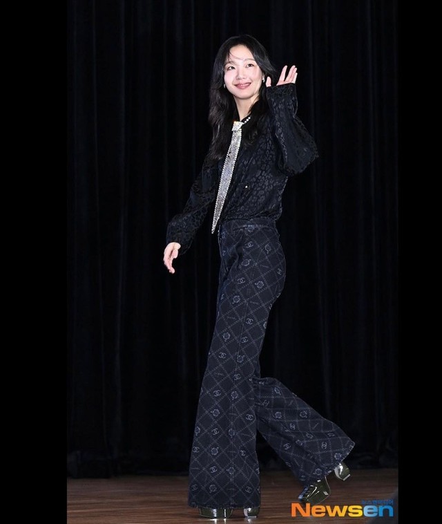 Jennie vắng mặt, Kim Go Eun được dịp chiếm spotlight với váy ren - Ảnh 15.