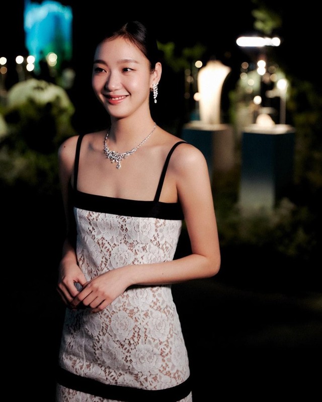 Jennie vắng mặt, Kim Go Eun được dịp chiếm spotlight với váy ren - Ảnh 4.