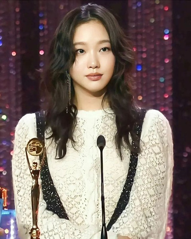 Jennie vắng mặt tại thảm đỏ , Kim Go Eun được dịp chiếm spotlight với váy ren  - Ảnh 6.