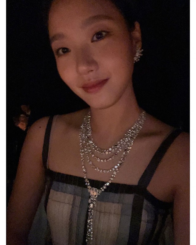 Jennie vắng mặt tại thảm đỏ , Kim Go Eun được dịp chiếm spotlight với váy ren  - Ảnh 8.