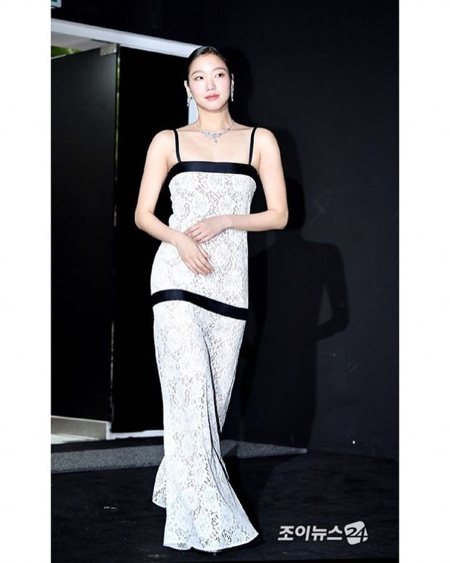 Jennie vắng mặt tại thảm đỏ , Kim Go Eun được dịp chiếm spotlight với váy ren  - Ảnh 1.