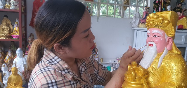 Người phụ nữ gom tượng Phật cũ, sơn sửa rồi gieo duyên tặng cho người cần- Ảnh 2.
