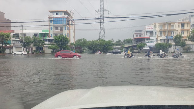 Kiên Giang: Mưa lớn suốt đêm, TP.Rạch Giá chìm trong biển nước - Ảnh 6.