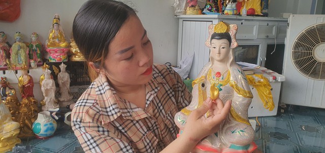 Người phụ nữ gom tượng Phật cũ, sơn sửa rồi gieo duyên tặng cho người cần- Ảnh 3.