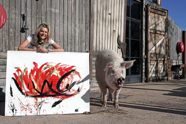 Con lợn vẽ tranh, bán tác phẩm được 1 triệu USD - Ảnh 1.