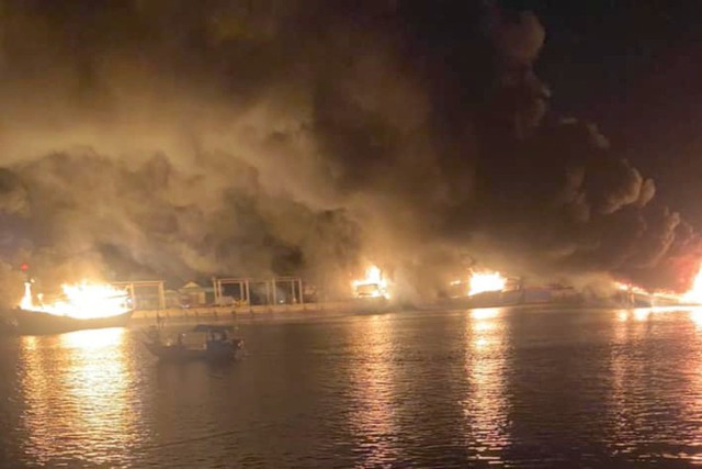 5 tàu cá ở Nghệ An bị cháy trong đêm - Ảnh 3.