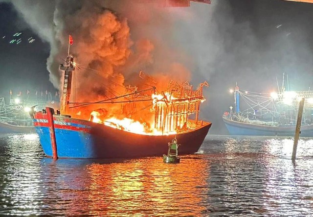 5 tàu cá ở Nghệ An bị cháy trong đêm - Ảnh 2.