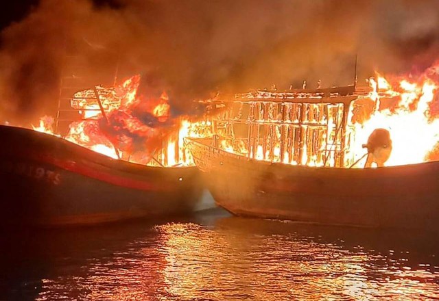 5 tàu cá ở Nghệ An bị cháy trong đêm - Ảnh 1.