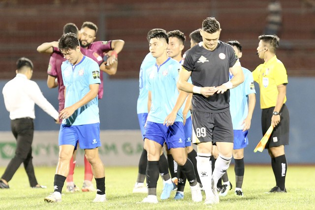 CLB TP.HCM và Đà Nẵng cùng thua, cuộc đua trụ hạng gay cấn đến phút cuối - Ảnh 1.