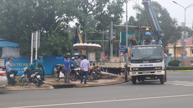  TP.Đồng Xoài: Mưa giông kèm lốc xoáy khiến nhiều cây xanh, trụ điện gãy đổ - Ảnh 7.