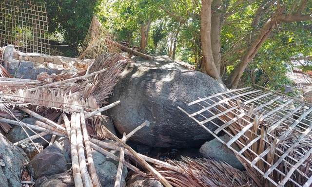 Đà Nẵng: Khẩn trương dọn sạch rác xây dựng ở bán đảo Sơn Trà - Ảnh 1.