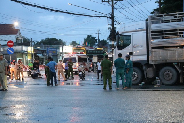Bình Dương: Xe tải va chạm xe máy, 2 công nhân tử vong tại chỗ - Ảnh 1.