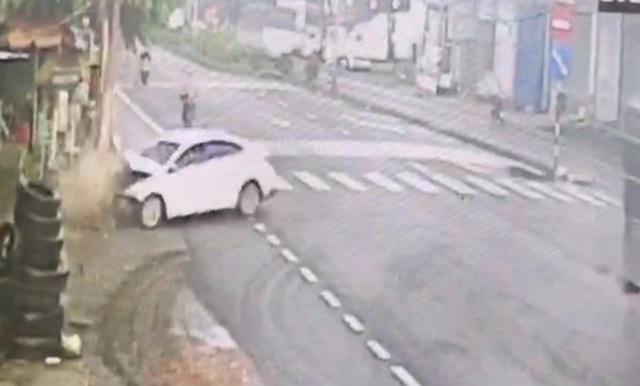 Tai nạn ở Tiền Giang: Xe ô tô tông vào trụ điện, một người tử vong  - Ảnh 1.