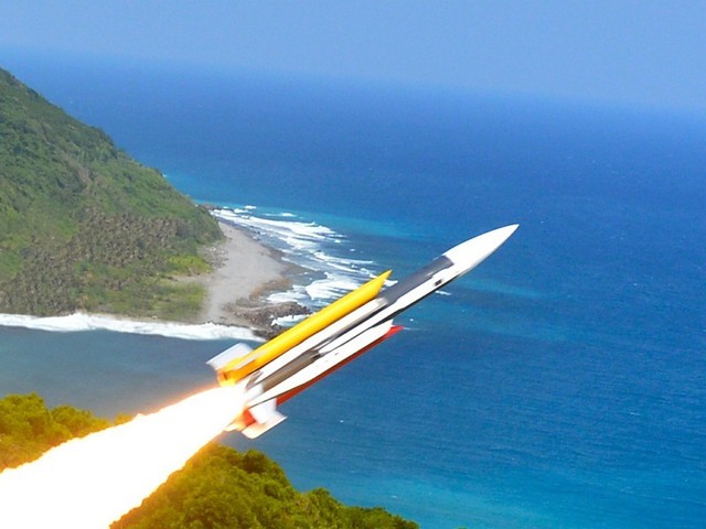 Đài Loan thử nghiệm bắn đạn thật với tên lửa - Ảnh 1.