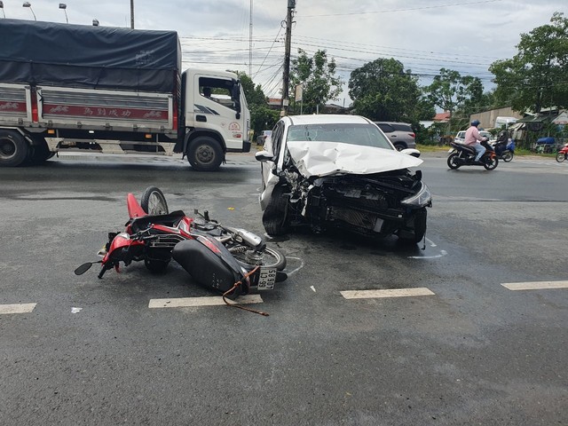 Tai nạn ở Tiền Giang: Xe ô tô tông vào trụ điện, một người tử vong  - Ảnh 2.
