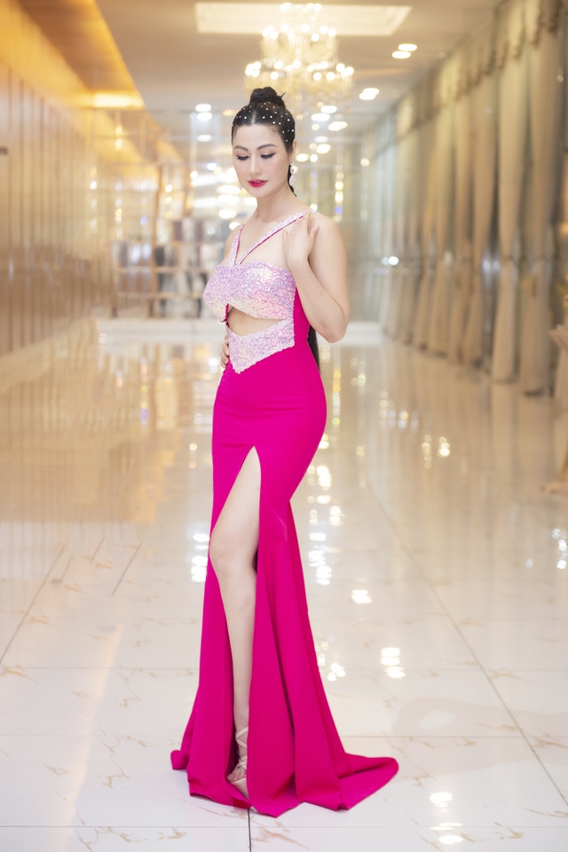 Hoa hậu Đào Ái Nhi mặc gợi cảm đi chấm thi - Ảnh 2.