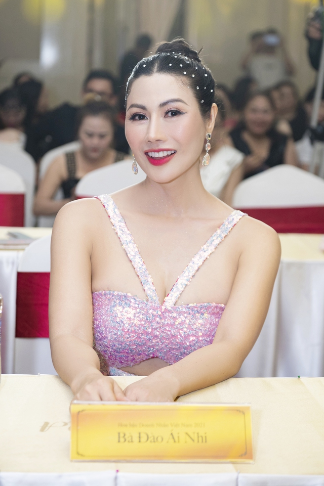 Hoa hậu Đào Ái Nhi mặc gợi cảm đi chấm thi - Ảnh 1.