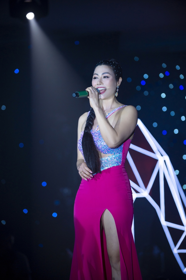 Hoa hậu Đào Ái Nhi mặc gợi cảm đi chấm thi - Ảnh 3.