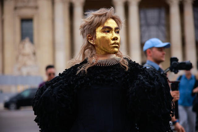 Mặt nạ vàng ấn tượng của beauty blogger Việt dự Paris Haute Couture Week 2023 - Ảnh 1.
