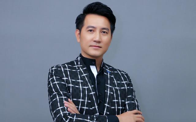 Nguyễn Phi Hùng: Trở thành ca sĩ nhờ hát karaoke và cuộc sống độc thân tuổi 46 - Ảnh 1.