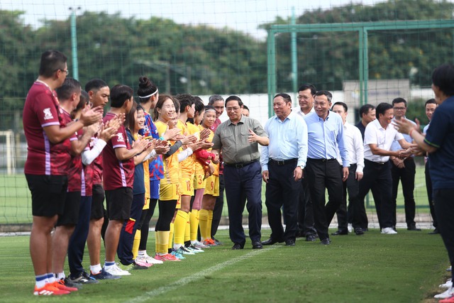 Thủ tướng Phạm Minh Chính 'lì xì' lấy may cho đội tuyển nữ Việt Nam - Ảnh 1.