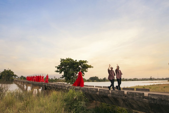 Cầu Máng Quảng Nam trở thành sàn runway của nhà mốt Việt - Ảnh 11.