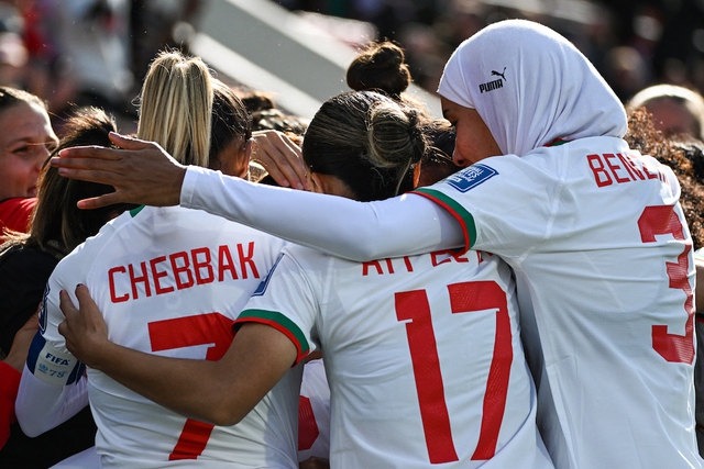 Cầu thủ Ma Rốc tạo lịch sử khi đội khăn trùm đầu ở trận World Cup nữ - Ảnh 2.