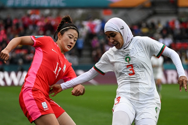Cầu thủ Ma Rốc tạo lịch sử khi đội khăn trùm đầu ở trận World Cup nữ - Ảnh 1.