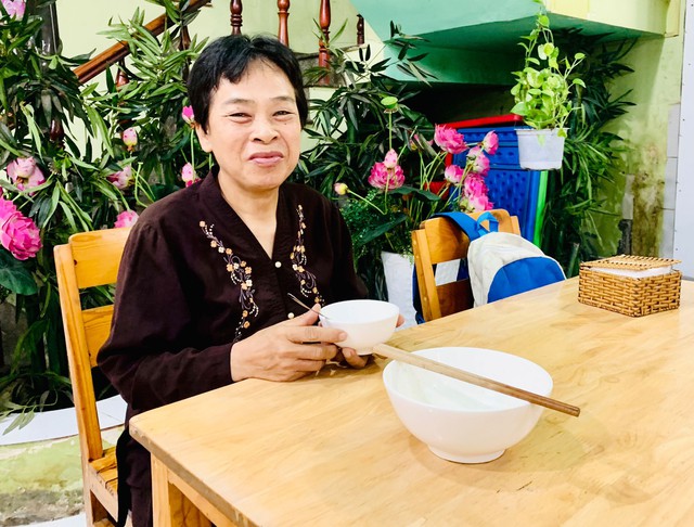 Ơn nghĩa khiến người phụ nữ mở quán buffet chay 0 đồng ở TP.HCM - Ảnh 2. Ơn nghĩa khiến người phụ nữ mở quán buffet chay 0 đồng ở TP.HCM - Ảnh 2.