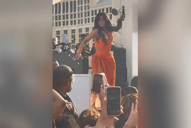 Cardi B throws mic at audience while being splashed with water - Photo 1.