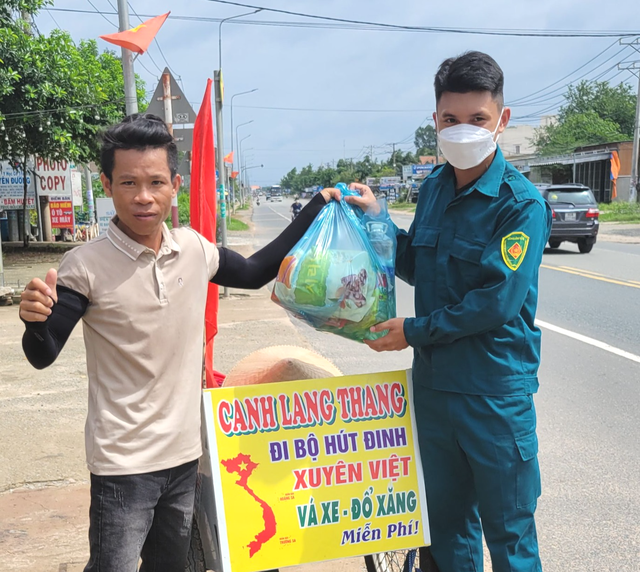 Chàng trai đi bộ hút đinh xuyên Việt và vá xe, đổ xăng miễn phí - Ảnh 4.