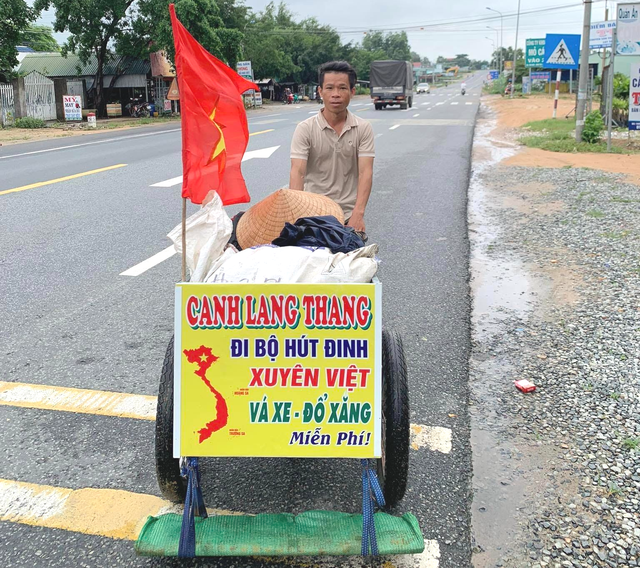 Chàng trai đi bộ hút đinh xuyên Việt và vá xe, đổ xăng miễn phí - Ảnh 2.