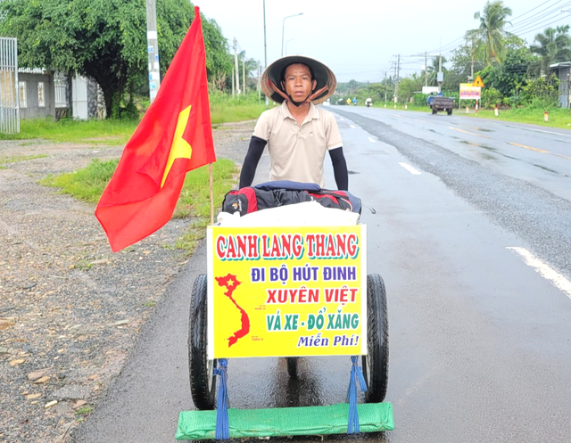 Chàng trai đi bộ hút đinh xuyên Việt và vá xe, đổ xăng miễn phí - Ảnh 1.