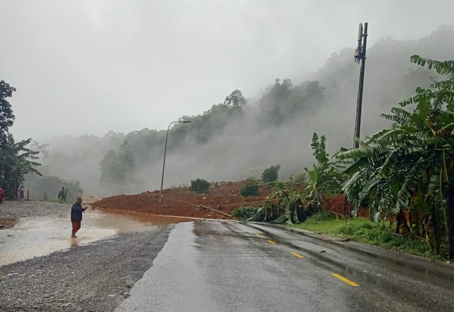 Lâm Đồng: Mưa lớn sạt lở đèo Bảo Lộc giao thông ngưng trệ hoàn toàn - Ảnh 4.