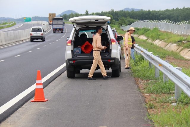 Cảnh sát giao thông ứng trực tại điểm ngập cao tốc Phan Thiết – Dầu Giây - Ảnh 1.