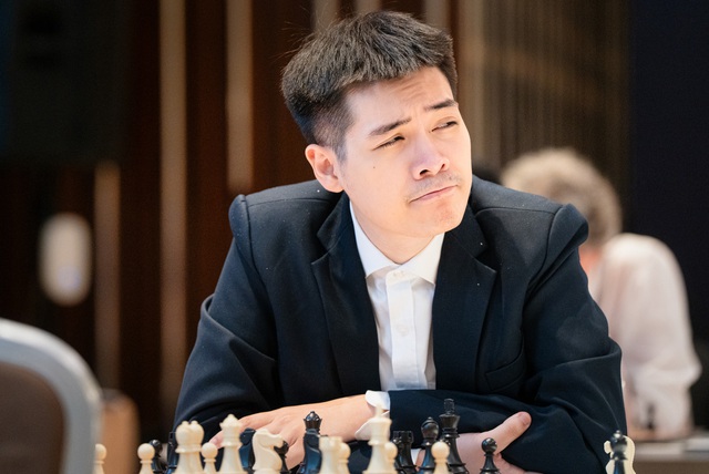 Kỳ thủ Lê Tuấn Minh thoát hiểm ở World Cup cờ vua 2023 - Ảnh 1.