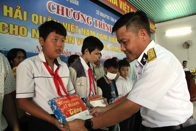 Bộ Tư lệnh Vùng 4 Hải quân tặng phao cứu sinh cho ngư dân Ninh Thuận - Ảnh 2.
