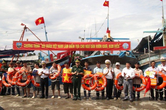Bộ Tư lệnh Vùng 4 Hải quân tặng phao cứu sinh cho ngư dân Ninh Thuận - Ảnh 1.