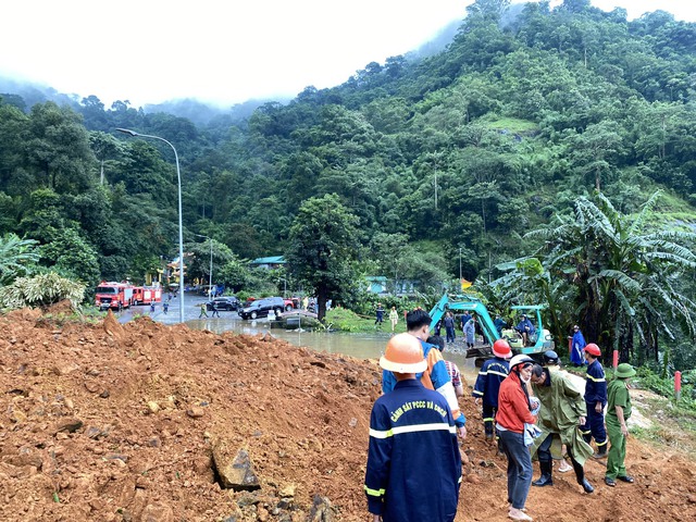 Lâm Đồng: Sạt lở đèo Bảo Lộc, 3 CSGT và 1 người dân mất tích - Ảnh 6.