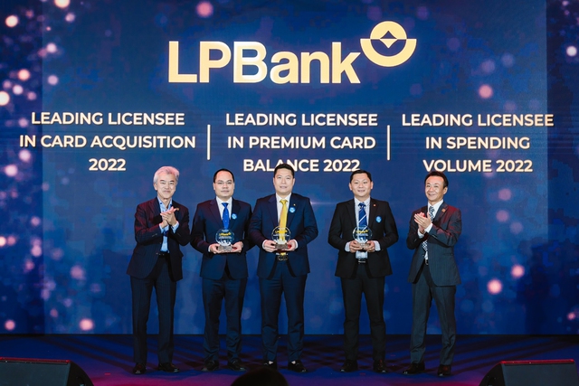 Đại diện LPBank nhận giải thưởng của JCB trao tặng