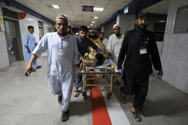 Đánh bom liều chết tại sự kiện chính trị ở Pakistan, gần 250 người thương vong - Ảnh 1.