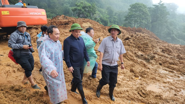 Phó thủ tướng Trần Lưu Quang đến điểm sạt lở tại Bảo Lộc trực tiếp chỉ đạo - Ảnh 1.