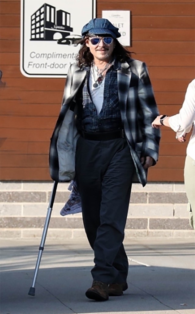 Johnny Depp bị chấn thương chân nhưng vẫn biểu diễn - Ảnh 1.