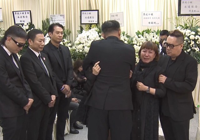 Chị gái suy sụp, khóc nức nở trong tang lễ của Coco Lee   - Ảnh 5.