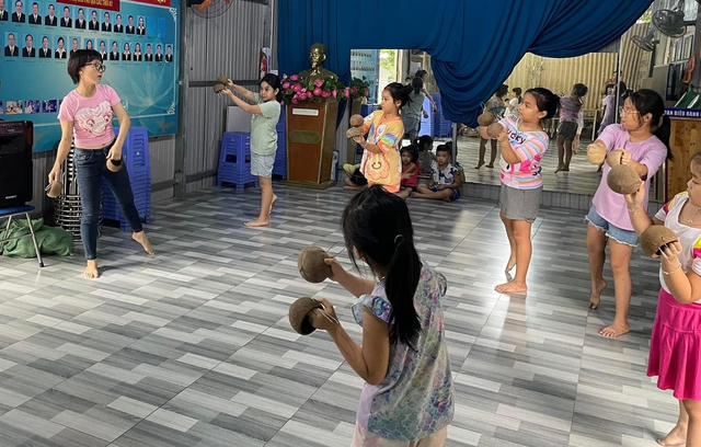 Cô giáo mầm non 'kute' dạy nhảy miễn phí cho trẻ em ngày hè - Ảnh 1.