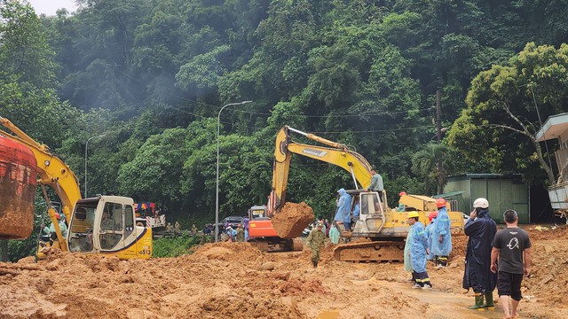 Tìm được nạn nhân thứ 4 trong vụ sạt lở đèo Bảo Lộc - Ảnh 1.