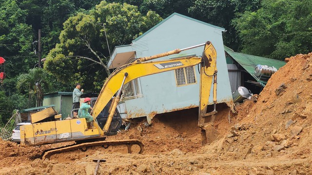 Tìm được nạn nhân thứ 4 trong vụ sạt lở đèo Bảo Lộc - Ảnh 2.