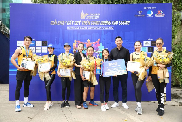 Siêu mẫu Hồ Đức Vĩnh tổ chức thành công giải Marathon Dream Cup 2023   - Ảnh 1.